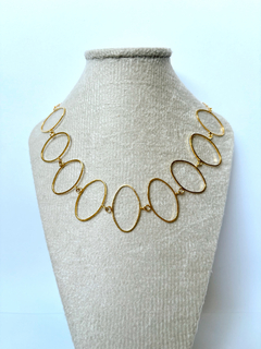 Choker oval vazado dourado na internet