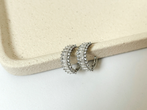 Argola zirconias e cristais prata