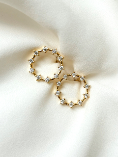 Brinco círculo zircônias dourado