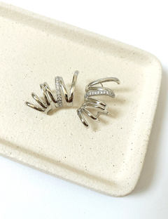 Earcuff zigzag cravejado prata