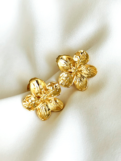 Brinco flor grande dourado