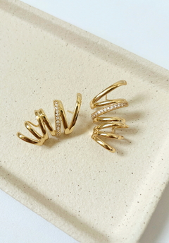 Earcuff zigzag cravejado dourado