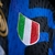 Detalhe do escudo da camisa do Inter de Milão 24/25, destacando as cores da bandeira da Itália.