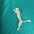 Logotipo da marca Puma em uma camisa verde do Palmeiras, destacando o patrocínio e o patch do jogador.
