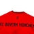 Camisa vermelha do Bayern de Munique com detalhes em preto, exibindo o logo e a inscrição 'FC BAYERN MÜNCHEN' nas costas.