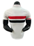 Camiseta branca do jogador do São Paulo, vista traseira, com listras vermelha e preta.