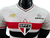 Camisa branca do São Paulo Futebol Clube para a temporada 25/26, destacando detalhes como o escudo, estrelas e logotipo da New Balance.