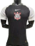 Camisa  do Corinthians preta com mangas brancas, logo do clube no centro e símbolo da Nike acima