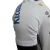 Camisa do Santos versão jogador 24/25, destacando logo e detalhes da manga. Neymar