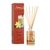 Difusor de ambiente Saphirus con varillas junto a su caja, en un fondo blanco, presentado en envase de 125 ml. Fragancia Vainilla Tonka.