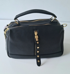 Bolsa preta de mão e com alça na internet