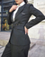 Blazer Amelia de color negro, con cinto x EMERALD AWS25