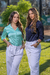 Camila Cavallo y Yoana Don luciendo camisas satinadas Katherine con pantalones blancos en un entorno sencillo. Exclusiva de Emerald.