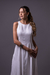 Modelo luciendo un vestido midi blanco de la colección Gemma, con un diseño elegante y detalles en los bolsillos. Diseño exclusivo para Emerald.