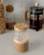 Vaso de vidrio con aplique de mariposa, y tapa de bambu
