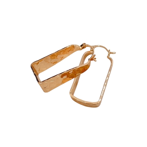 Arracada rectangular gruesa con diseño