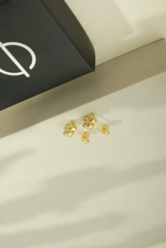 Brinco Flor Com Zircônia Banhado Em Ouro - comprar online