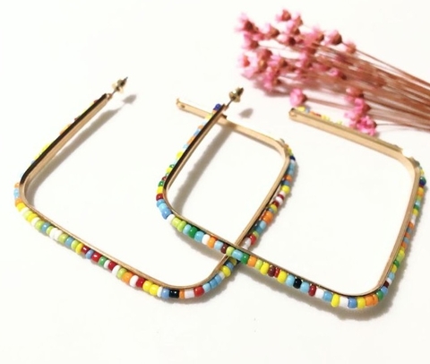 Argola Quadrada Dourada com Miçangas