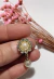 Broche Dourado Flor com Pedras e Pérolas - comprar online