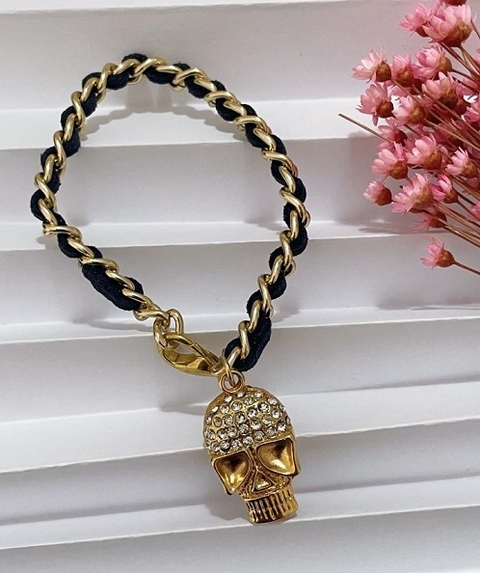 Pulseira Corrente Trançada com Couro e Pingente Caveira Dourada e Pedras