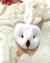 SACO TECIDO BEGE E BOLINHA COM CABEÇA COELHO PELÚCIA 13cm - COMPRAR E USAR