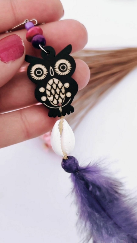 Brinco Único Coruja Madeira, Búzios e Penas Roxas 15cm
