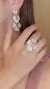 Anel design de flor zircônia rosa e detalhes cravejados banhado no ouro 18K