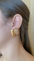 Brinco com detalhe duplo com detalhe cravejado e liso banhado em ouro 18K