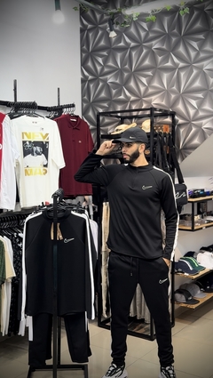 Calça Nike Academy na internet