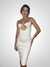 Modelo vestindo um vestido mídi branco com decote em forma de gota.