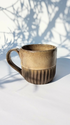 Caneca chocolate com carving em cerâmica artesanal