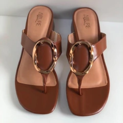 Tamanco Allure Marrom com Fivela Dourada Salto Bloco