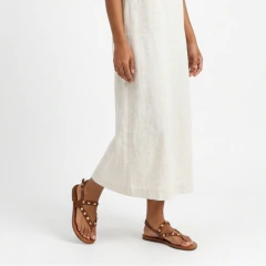 Rasteira Allure Caramelo com Tachas Douradas na internet