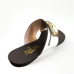 Rasteira Allure em Couro Off White com Fivela Orgânica Dourada