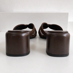 Tamanco Allure Café com Salto Bloco e Tiras Trançadas na internet