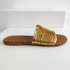 Rasteira Allure Dourada com Tiras e Aplicações Metalizadas - comprar online