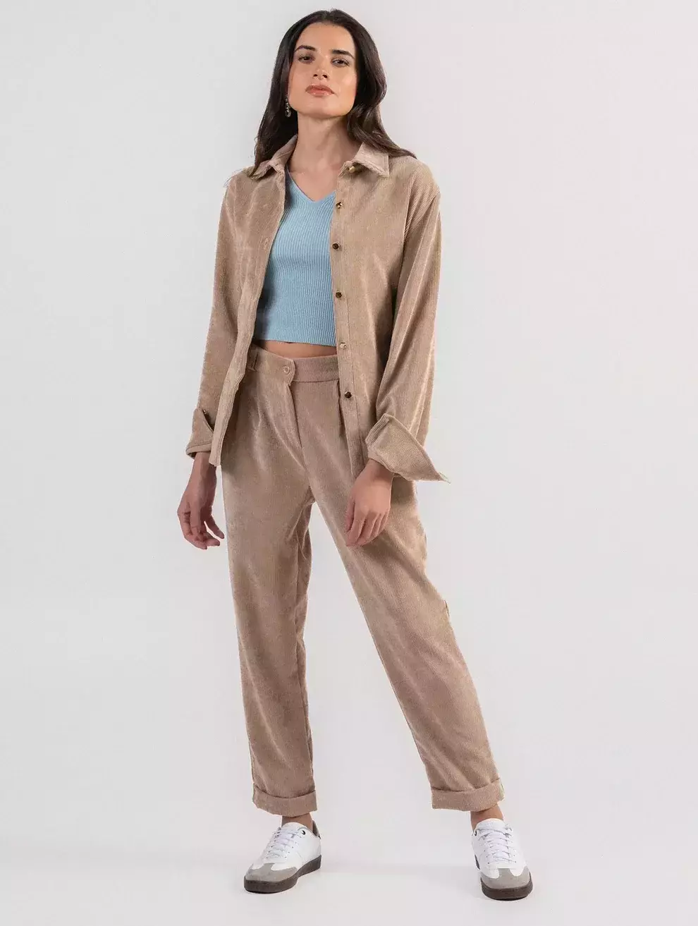 CALÇA EM VELUDO COM BOLSOS FACA, PREGAS E BARRA