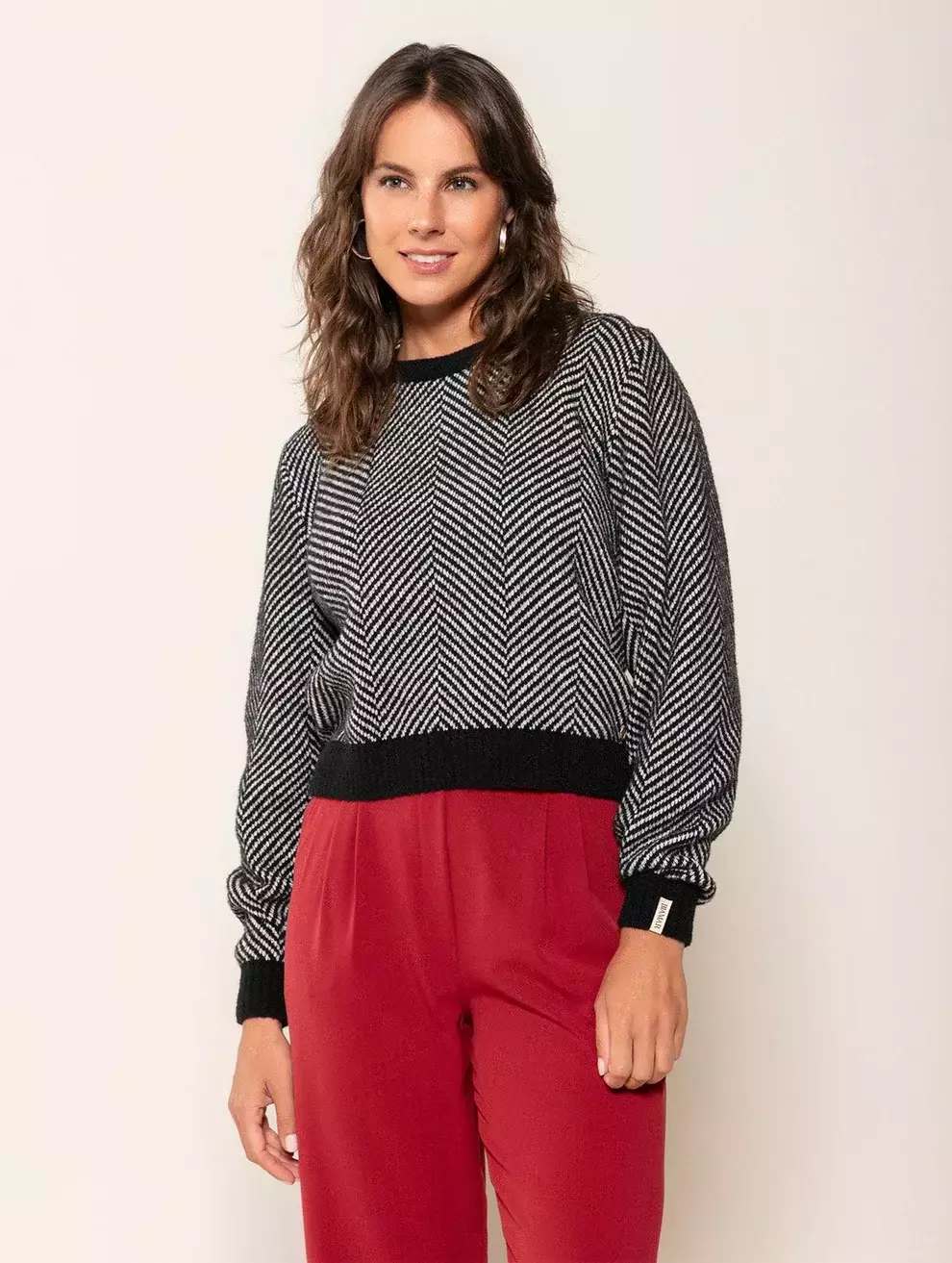 BLUSA COM PADRONAGEM EM LISTRAS, GOLA REDONDA E MANGAS DE CAVA POSTA