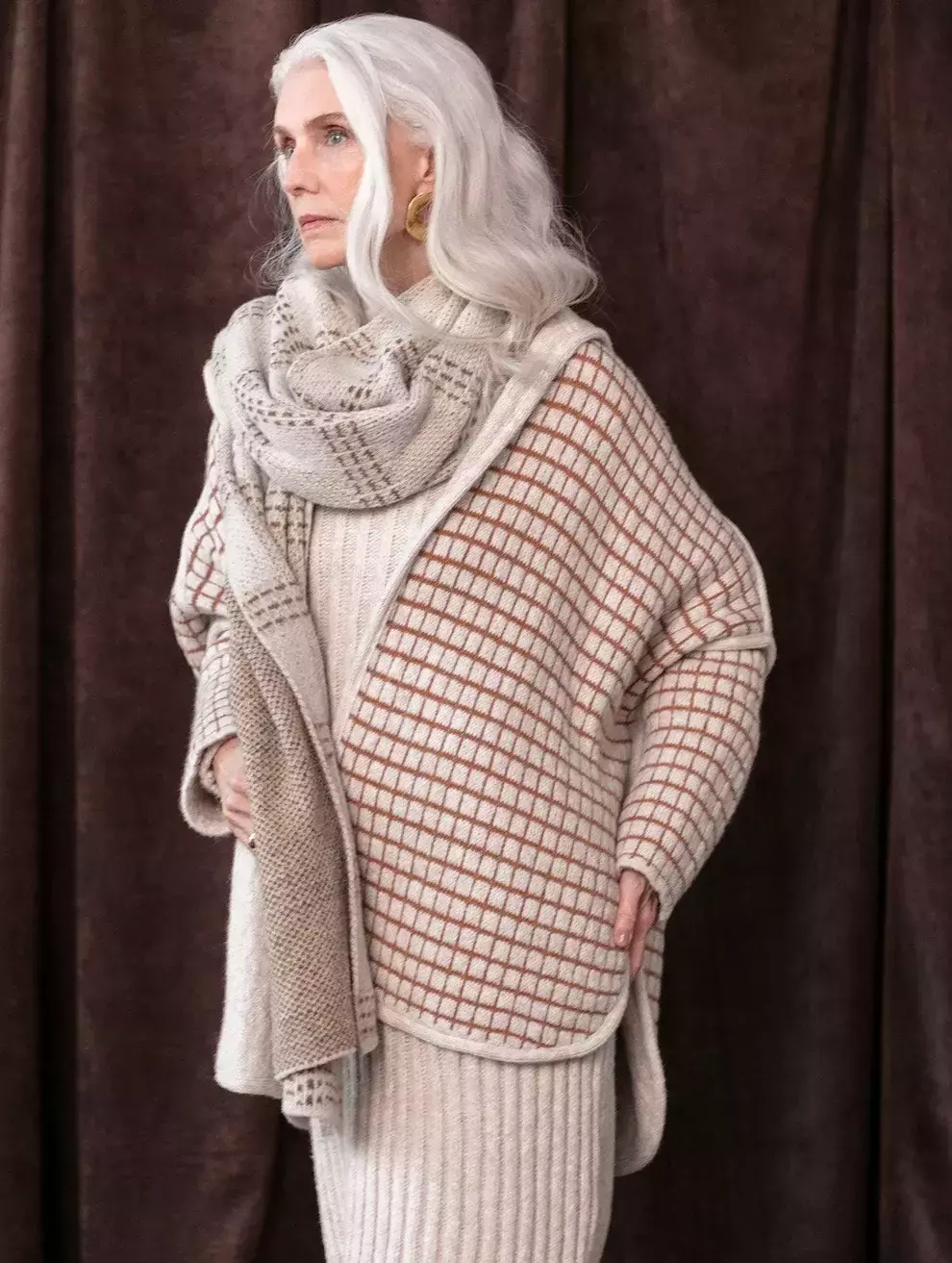 CASACO OVERSIZED REVERSÍVEL COM CAPUZ E SEM FECHAMENTO FRONTAL BIAMAR