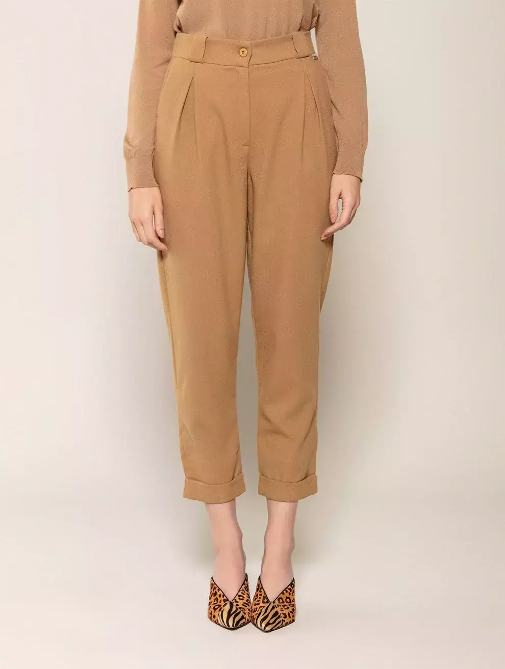 CALÇA COM PREGAS, BOLSO FACA E BARRA DOBRADA