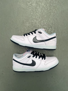 Imagem do 2016 - Nike SB Dunk Low Pink Box