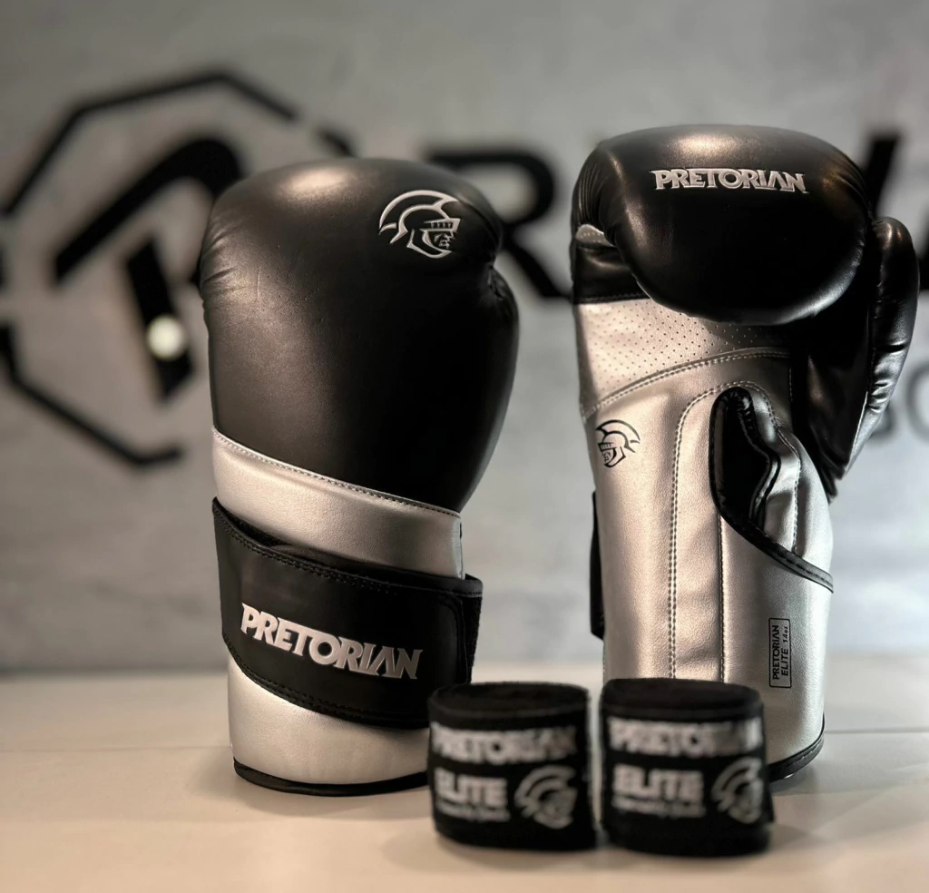 CONJUNTO LUVA BOXE/MUAY THAI ELITE UNIS PRETO/PRATA PRETORIAN 14OZ
