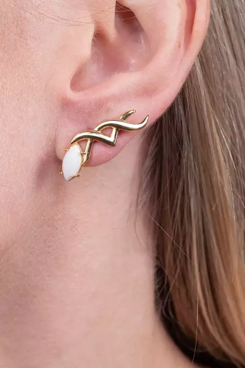 Brinco Pequeno Geomértico com Banho de Ouro e Pedra Howlita