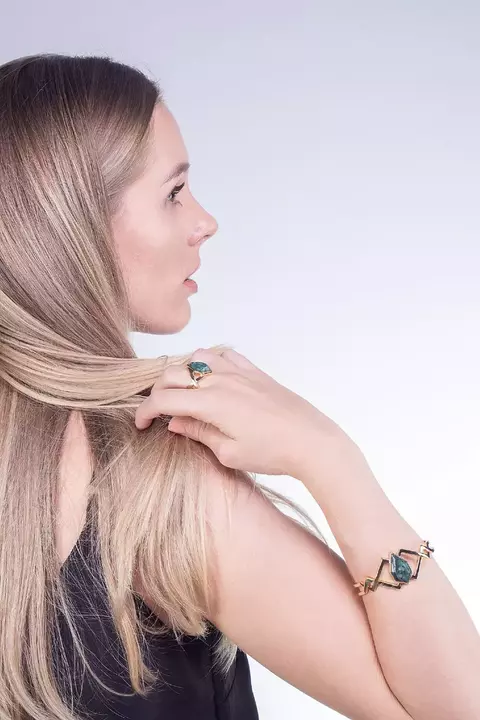 Bracelete Geométrico com Banho de Ouro com Pedra Esmeralda