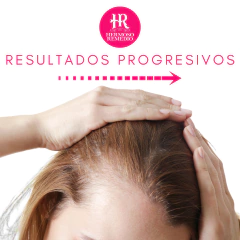 Mujer aplicando shampoo hermoso remedio para crecimiento anticaida y reparación capilar, mostrando resultados en el cabello.