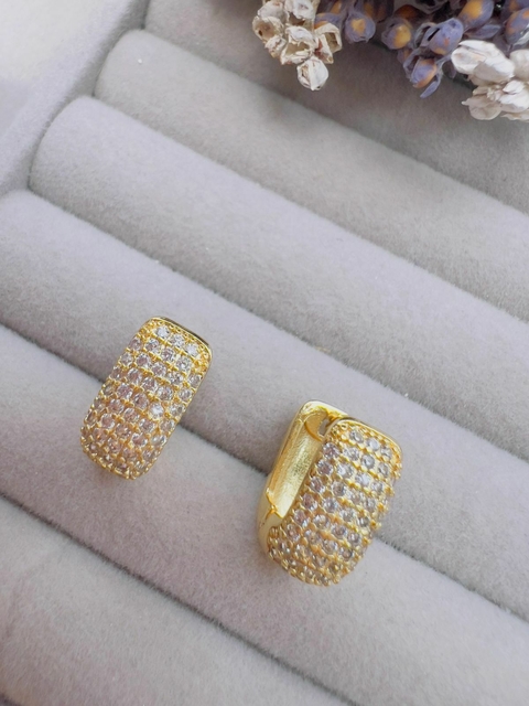 Brinco argola cravejado