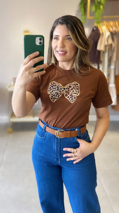 Tshirt marrom com aplicação