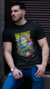 Homem usando uma camiseta preta com estampa colorida de uma moto e o texto "BE FAST".