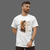Camiseta branca com estampa de leão e frase inspiradora sobre coragem.