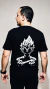 Homem usando camiseta preta de algodão com estampa branca de Vegeta Majin